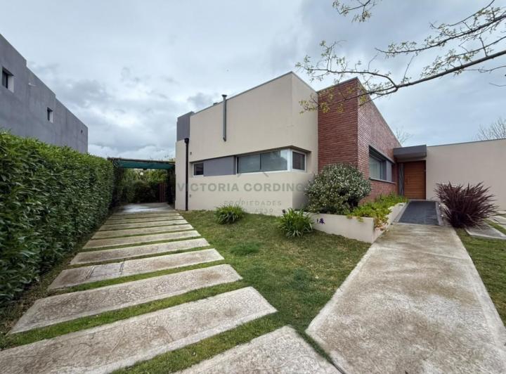 Casa · 157m² · 4 Ambientes · 6 Cocheras