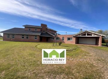 Casa · 573m² · 10 Ambientes · 2 Cocheras · Propiedad Ubicada en Benquerencia Farm Club - 390