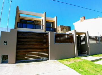 Casa · 154m² · 3 Ambientes · 1 Cochera · 🌊 Tu Refugio de Categoría en Miramar