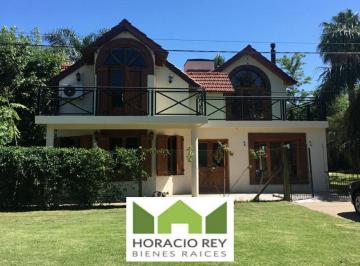 Casa · 270m² · 5 Ambientes · 1 Cochera · Propiedad Ubicada en Calle Arnold Al 90 - Barrio Los Pinos