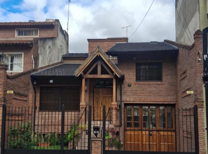 Casa · 300m² · 5 Ambientes · 3 Cocheras