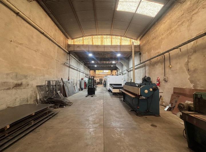 Bodega-Galpón · 450m² · 2 Cocheras