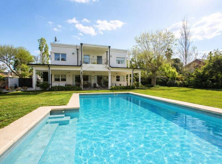 Casa · 265m² · 5 Ambientes · 4 Cocheras