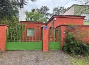 Casa de 4 ambientes, San Fernando · Encantadora! en Una Planta, con Lindo Jardín Cerca del Rio