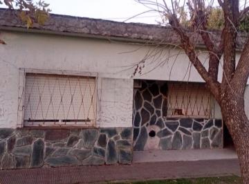 Casa · 110m² · 12 Ambientes · 1 Cochera · Amplia Casa de 2 Dorm. en Hernández