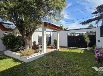 Casa · 67m² · 4 Ambientes · 1 Cochera · En Venta Casa 4 Amb C/ Cochera, Jardin y Galeria. Refaccionada. - V. Ballester