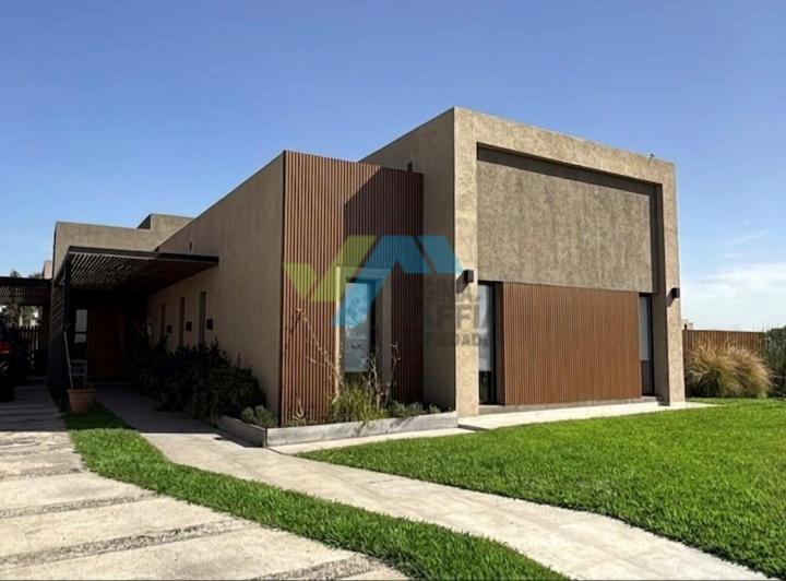 Casa · 220m² · 5 Ambientes · 6 Cocheras
