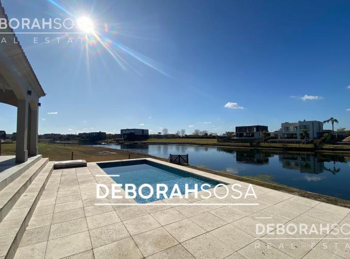 Casa · 190m² · 5 Ambientes · 4 Cocheras