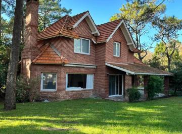 Casa de 7 ambientes, Cariló · Casa en Venta en Cariló, Remodelada, 5 Dorm., a 4 Cuadras del Mar