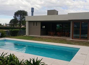 Casa · 240m² · 4 Ambientes · 2 Cocheras · Casa de Categoria Amoblada en El Country Valle del Golf