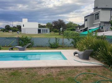 Casa · 240m² · 4 Ambientes · 2 Cocheras · Casa de Categoria Amoblada en El Country Valle del Golf