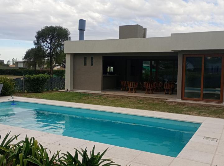 Casa · 240m² · 4 Ambientes · 2 Cocheras