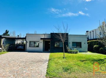 Casa · 155m² · 5 Ambientes · 1 Cochera · Casa 5 Ambientes con Piscina y Jacuzzi - Barrio Santa Guadalupe