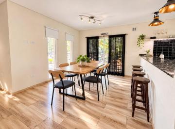Casa · 145m² · 4 Ambientes · 3 Cocheras · Venta Casa 4 Amb en Barrio Los Olivares con Pileta