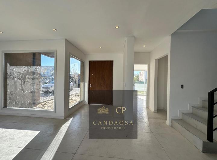 Casa · 200m² · 5 Ambientes · 4 Cocheras