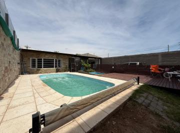 Casa de 4 ambientes, Centenario · Vende Casa 2 Dorm. con Pileta + 2 Deptos en Centenario