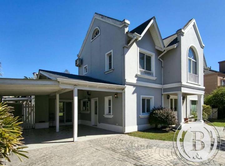 Casa · 900m² · 4 Ambientes · 2 Cocheras