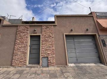 Casa · 130m² · 4 Ambientes · 2 Cocheras · Casa 4 Ambientes en Venta Lanus Este