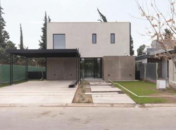 Casa de 7 ambientes, Carrodilla · Casa a Estrenar en Barrio Alto Terrada