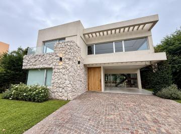 Casa · 630m² · 5 Ambientes · 6 Cocheras · Venta Casa en Adrogue Chico con Jardin y Pileta