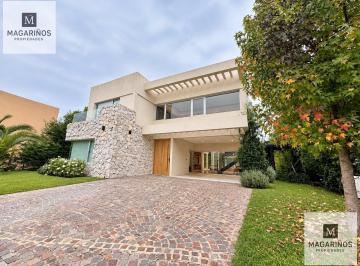 Casa · 630m² · 5 Ambientes · 6 Cocheras · Venta Casa en Adrogue Chico Barrio Cerrado Lote de 650 m²