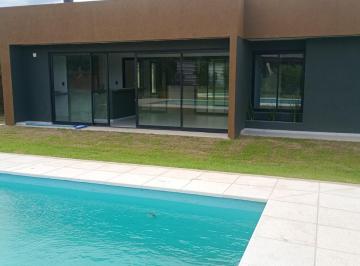 Casa · 250m² · 5 Ambientes · 2 Cocheras · Casa de Categoria a Estrenar en Country Valle del Golf.