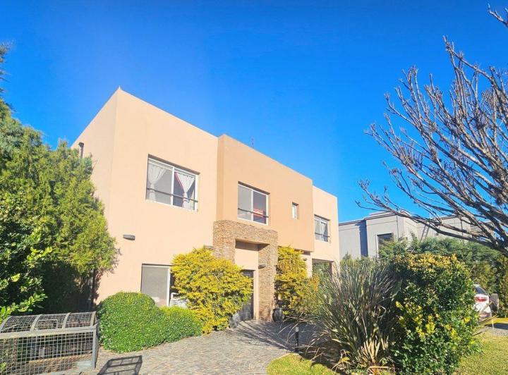 Casa · 220m² · 5 Ambientes · 3 Cocheras