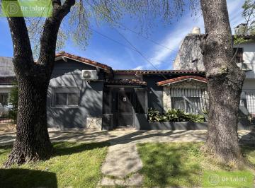 Casa · 113m² · 4 Ambientes · Venta - Casa 4 Amb. en Beccar, Renovada en Lote Propio, 3 Dorm. 2 Baños y Patio con Parrilla