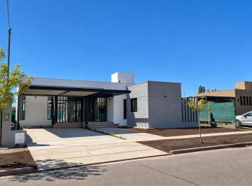 Casa · 166m² · 3 Ambientes · 2 Cocheras · Casa en Venta en Barrio Privado en Lujan de Cuyo