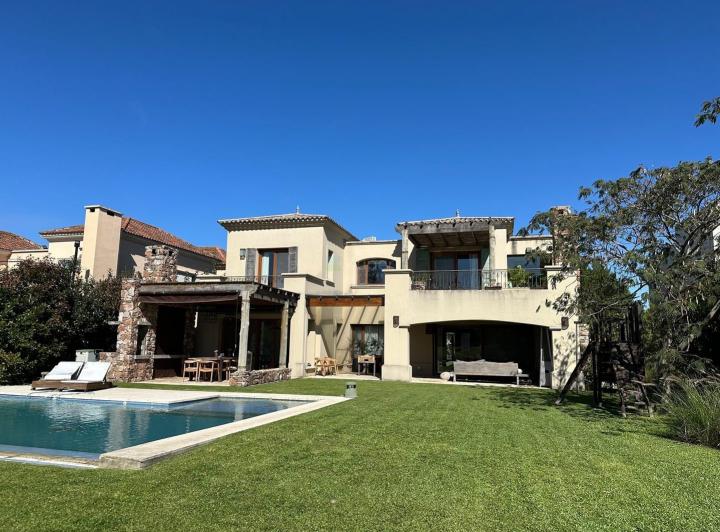 Casa · 358m² · 8 Ambientes · 2 Cocheras