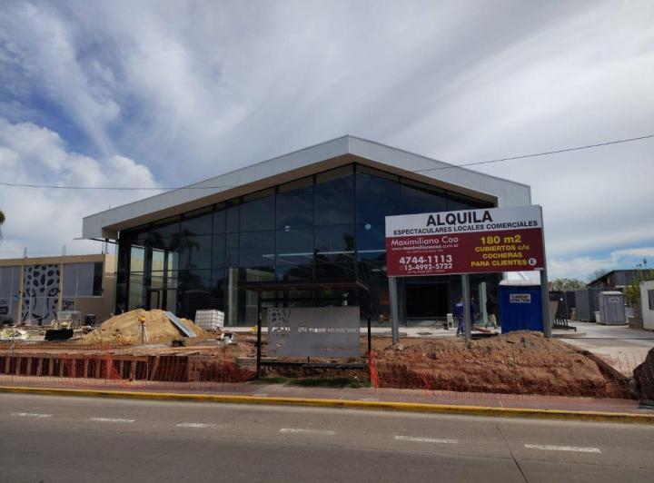 Local comercial · 215m² · 3 Ambientes · 10 Cocheras