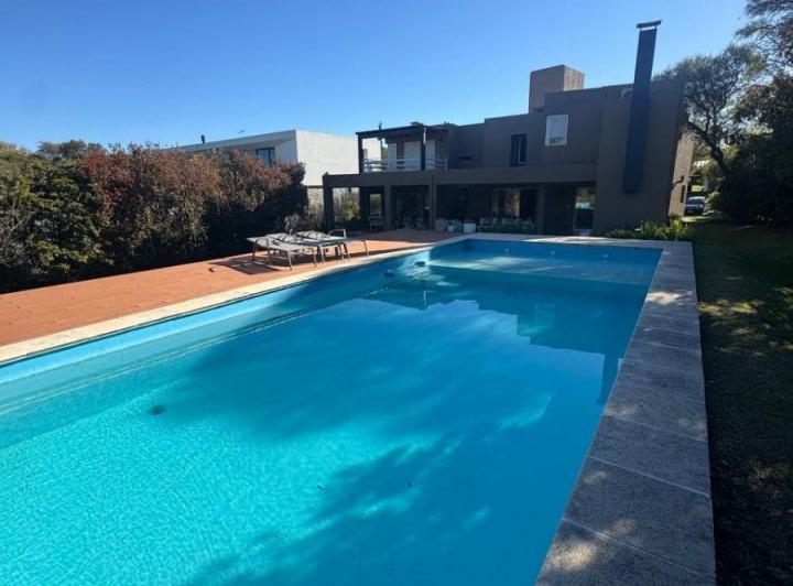 Casa · 375m² · 6 Ambientes · 2 Cocheras