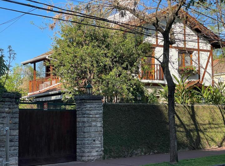 Casa · 340m² · 5 Ambientes · 6 Cocheras