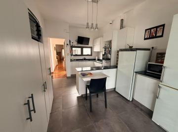 Casa · 170m² · 6 Ambientes · 2 Cocheras · Casa Reciclada a Nueva de 3 Dorm. con Patio y Cochera – Maipú 2ª Sección