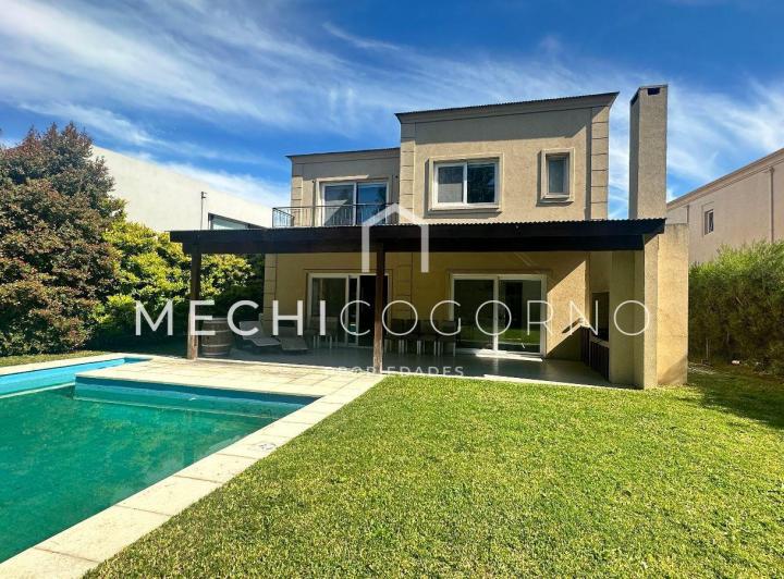 Casa · 230m² · 5 Ambientes · 3 Cocheras