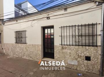 Casa · 71m² · 4 Ambientes · Casa de Pasillo de 3 Dorm.