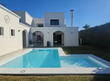 Casa · 367m² · 8 Ambientes · 4 Cocheras · Alquiler Casa 4 Dorm. con Jardín y Pileta Funes Hills Cadaques