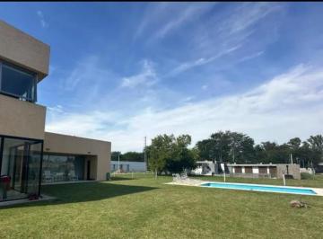 Casa · 274m² · 3 Ambientes · 2 Cocheras · Casa Venta Barrio Cerrado Las Carolinas