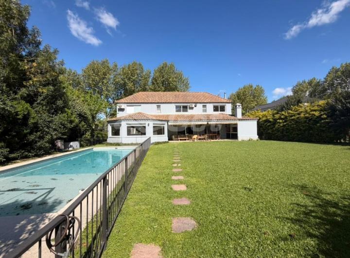 Casa · 341m² · 7 Ambientes · 4 Cocheras