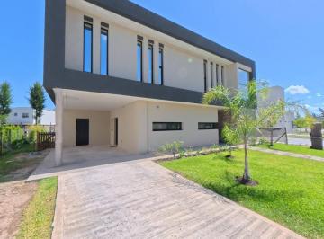Casa · 207m² · 5 Ambientes · 2 Cocheras · Venta - Casa - 5 Ambientes - Pileta - Barrio Nautico - Permuta