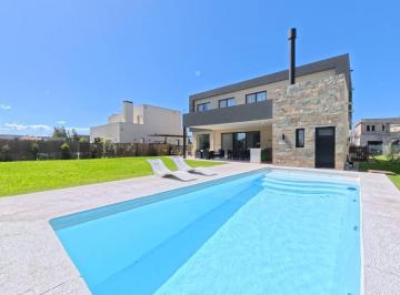 Casa · 207m² · 5 Ambientes · 2 Cocheras · Venta - Casa - 5 Ambientes - Pileta - Barrio Nautico - Permuta