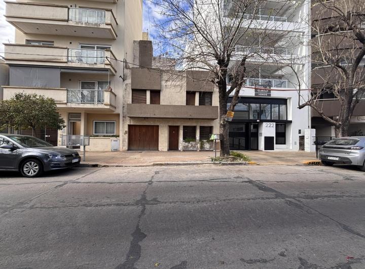 Casa · 320m² · 7 Ambientes · 1 Cochera