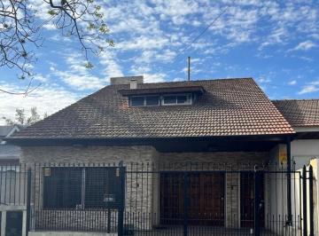 Casa de 5 ambientes, Lomas de Zamora · Chalet en Venta con Quincho y Cochera Lomas