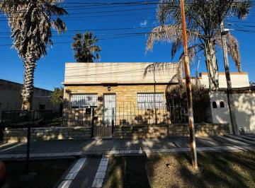 Casa · 140m² · 4 Ambientes · 1 Cochera · Venta - Casa 4 Ambientes C/pileta y Cochera - Lobos