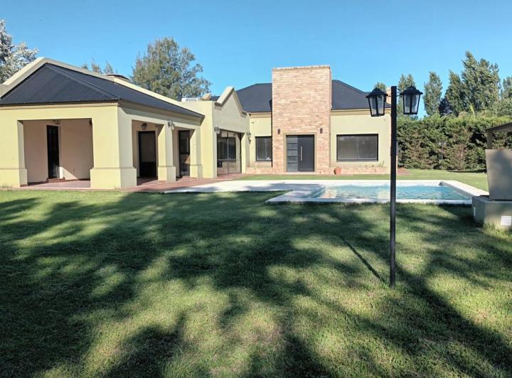 Quinta vacacional · 320m² · 5 Ambientes · 2 Cocheras