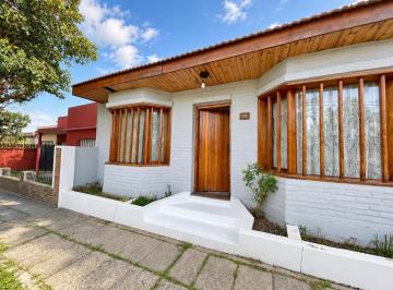 Casa · 90m² · 4 Ambientes · 1 Cochera · Casa en Alquiler 4 Ambientes con Cochera y Terraza en Ituzaingó