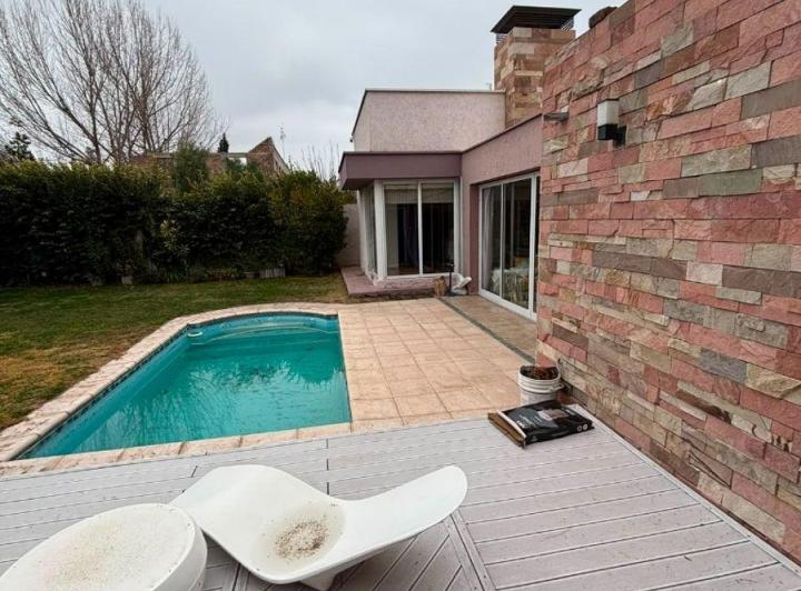 Casa · 230m² · 8 Ambientes · 1 Cochera
