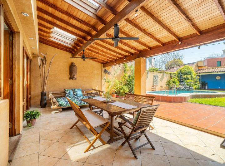 Casa · 278m² · 5 Ambientes · 1 Cochera