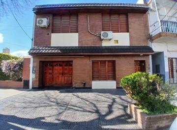 Casa de 6 ambientes, Mataderos · Hermoso Chalet C/fondo y Pileta - Venta - Mataderos