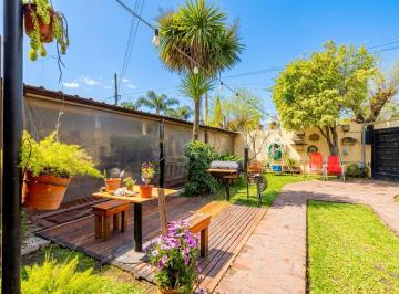 Casa · 171m² · 5 Ambientes · 2 Cocheras · Casa 5 Amb en Venta con Cochera, Jardín y Quincho